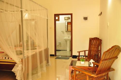 錫吉里亞的住宿－錫吉里亞花旅館，客厅配有椅子和窗户