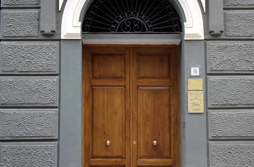 una porta in legno in un edificio con finestra di Casa Vacanze Velia a Salerno