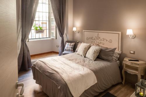 una camera da letto con un letto grande e una finestra di ISABEL Guest House a Roma