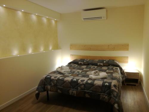 a bedroom with a bed with towels on it at Appartamento Villa Elison in Lazise