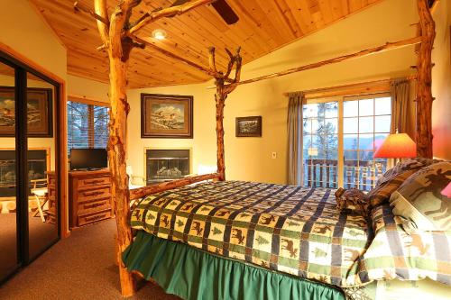 Un dormitorio con una cama en una cabaña de troncos en Summit Ski-Inn Ski-Out, en Big Bear Lake