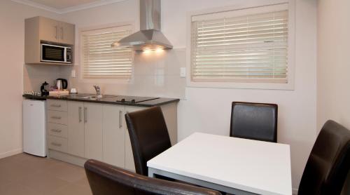 Una cocina o cocineta en Breakwater Motel