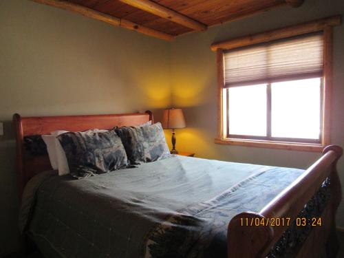 una camera da letto con un grande letto e una finestra di Moonridge Ski Pad a Big Bear Lake