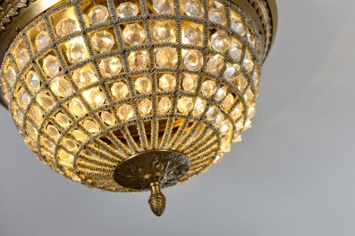 a gold chandelier hanging from a ceiling at Hotel Domstern in Cologne