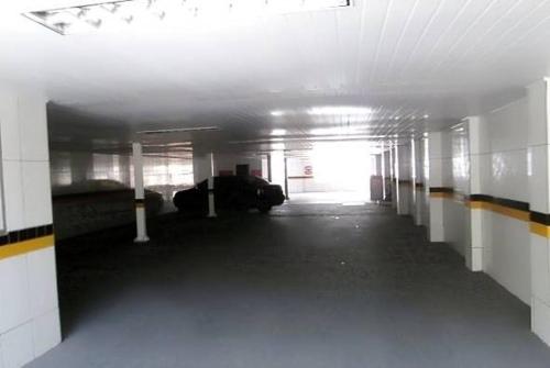 un pasillo vacío de un estacionamiento con la luz entrando en Hotel Atlanta, en Salvador