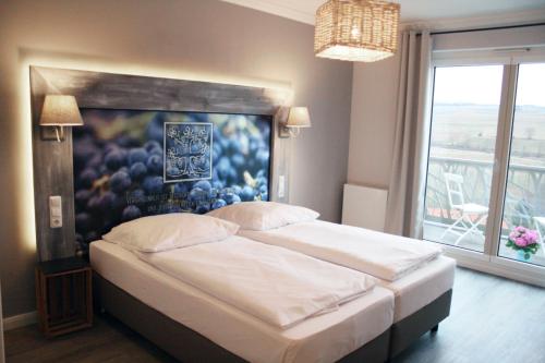 フロンハイムにあるWinzerhotel Trautweinのベッドルーム1室(壁に絵画が描かれたベッド1台付)
