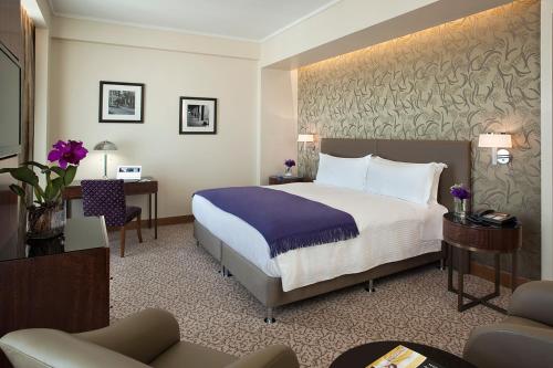 um quarto de hotel com uma cama grande e uma secretária em Alvear Art Hotel em Buenos Aires
