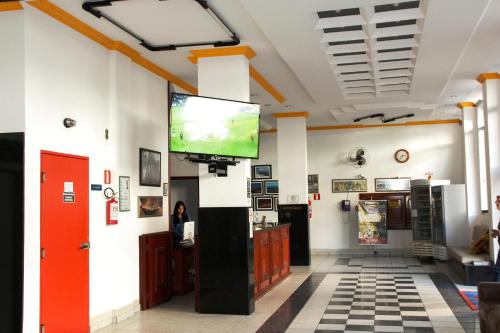 une chambre avec une télévision sur une colonne dans un bâtiment dans l'établissement Paradise Palace Hotel, à Aparecida