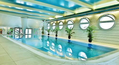 Peldbaseins naktsmītnē Olympia Wellness Hotel vai tās tuvumā