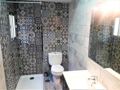 ウベダにあるApartamentos Sol Compañiaのバスルーム(トイレ、洗面台、鏡付)