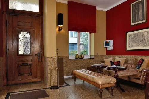 a living room with a couch and a door at Hotel Domstern in Cologne