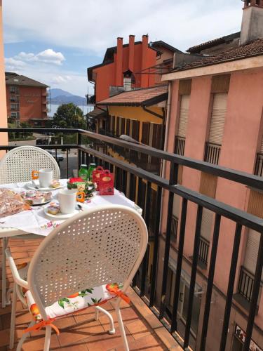 un balcon avec une table et des chaises sur un balcon dans l'établissement Gloria Apartment, à Baveno