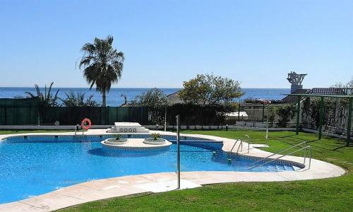 - une piscine avec l'océan en arrière-plan dans l'établissement Banana Beach 1a Li­nea de playa, à Marbella
