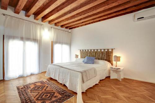 - une chambre avec un lit et un plafond en bois dans l'établissement Guglie Design Apartments, à Venise