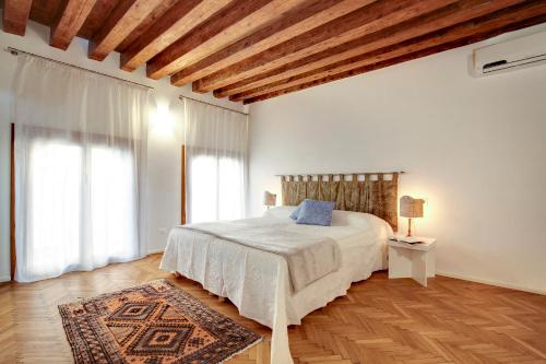 ヴェネツィアにあるGuglie Design Apartmentsの木製の天井が特徴のベッドルーム1室(ベッド1台付)