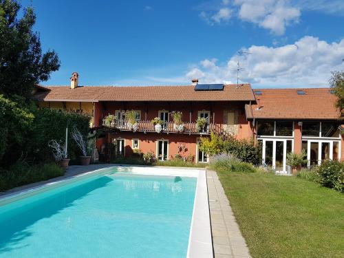 Bazén v ubytování B&B La Cascina di Monia e Mario nebo v jeho okolí