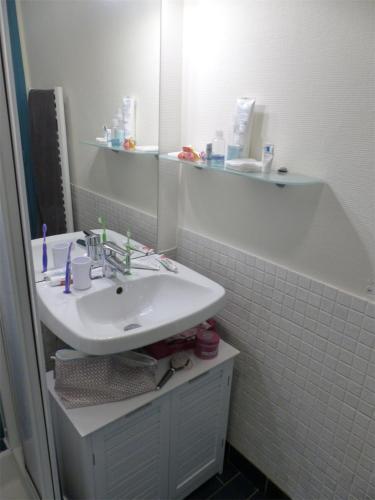 une salle de bain blanche avec un lavabo et un miroir dans l'établissement PORT AN DRO 1 - Wifi, Jardin, Plage 200m - K295, à Carnac