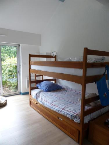 une chambre avec deux lits superposés dans une pièce dans l'établissement PORT AN DRO 1 - Wifi, Jardin, Plage 200m - K295, à Carnac