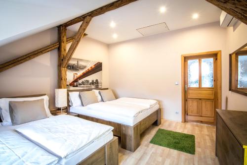 1 Schlafzimmer mit 2 Betten und einem Fenster in der Unterkunft Tylova Apartments in Kutná Hora