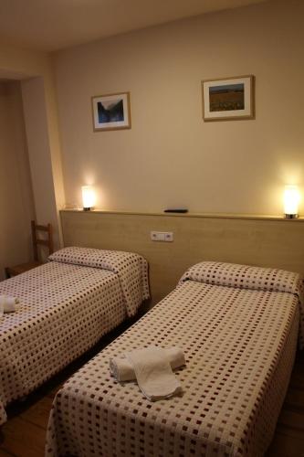 Ένα ή περισσότερα κρεβάτια σε δωμάτιο στο Hostal Ezkaurre