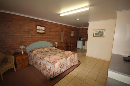 A bed or beds in a room at Rubyvale Motel & Holiday Units - An Adults Only Getaway