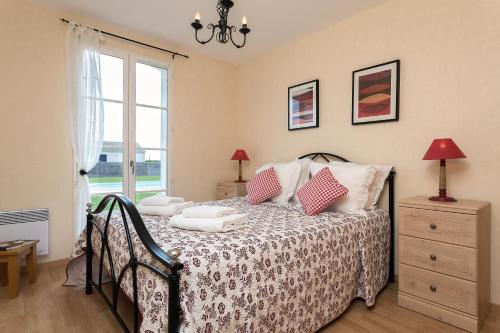 A bed or beds in a room at Madame Vacances Les Villas de Fontenelles