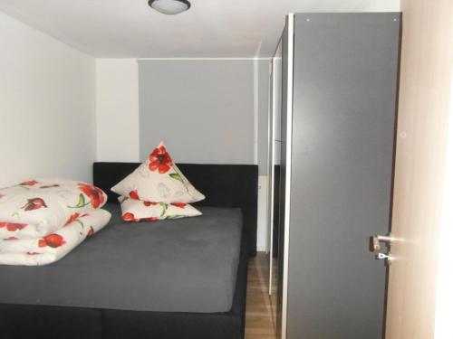 WeidenbergにあるFerienwohnung Kreischerのベッド1台と枕2つが備わる小さな客室です。