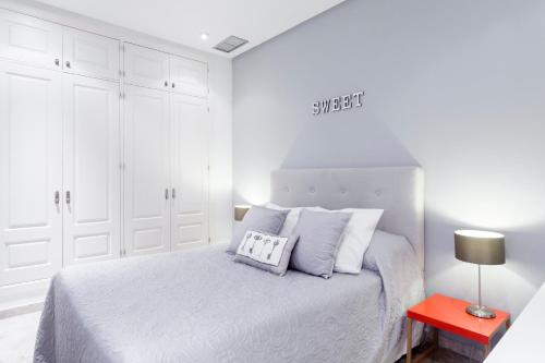 Katil atau katil-katil dalam bilik di Serrano Apartment by Flatsweethome
