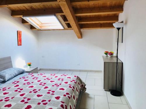 a bedroom with a bed with a red and white bedspread at Villa Maddy in Avola