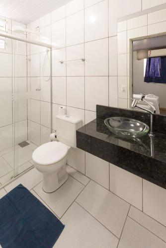 a bathroom with a toilet and a sink at Espaço 345 Hotel Paulinia - Próximo Theatro Municipal in Paulínia