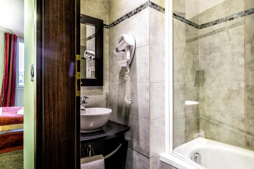 Kylpyhuone majoituspaikassa Hotel De Suède