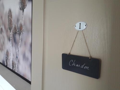 a chalkboard sign hanging on a wall next to a picture at Hôtel-Restaurant "Chez Carrière" in Aigues-Mortes