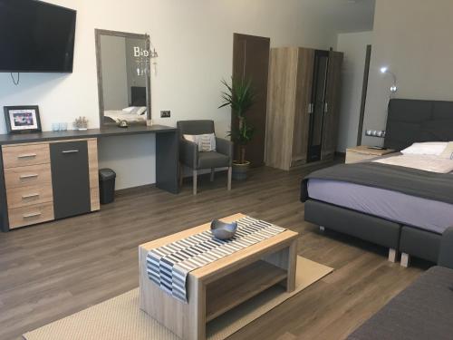 Galería fotográfica de Calypso Lakeside Rooms & Lux Apartments en Siófok