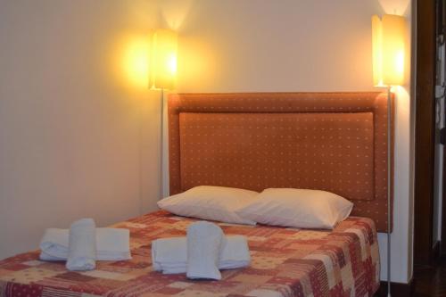 フンシャルにあるCentral Suite in Funchal 1Nのベッドルーム1室(ベッド1台、白いタオル付)