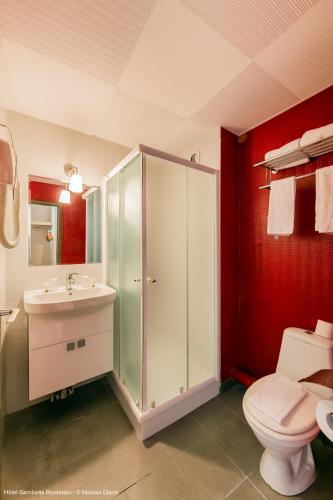 ボルドーにあるHotel Gambettaのシャワー、トイレ、洗面台を備えたバスルーム