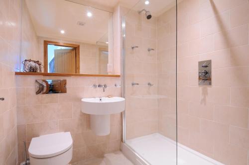 ห้องน้ำของ Mains of Taymouth Country Estate 5* Gallops Apartments