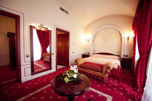 Un pat sau paturi într-o cameră la Opera Hotel - The Leading Hotels of the World