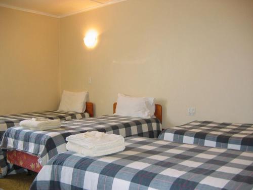 Ένα ή περισσότερα κρεβάτια σε δωμάτιο στο Glow Worm Motel