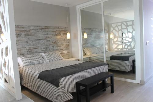 En eller flere senge i et værelse på RANCHO MIRAFLORES LUXURY & DESING SEA VIEW