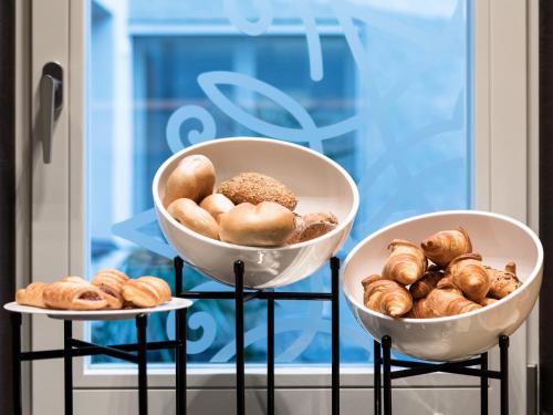 two baskets filled with different types of bread at Guesthouse Suiteseven in Merano