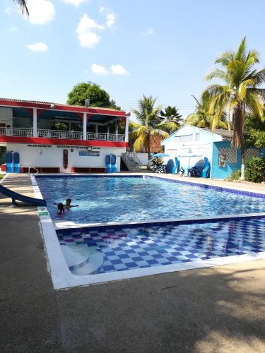 a person swimming in a swimming pool at Hotel Sael in Tocaima