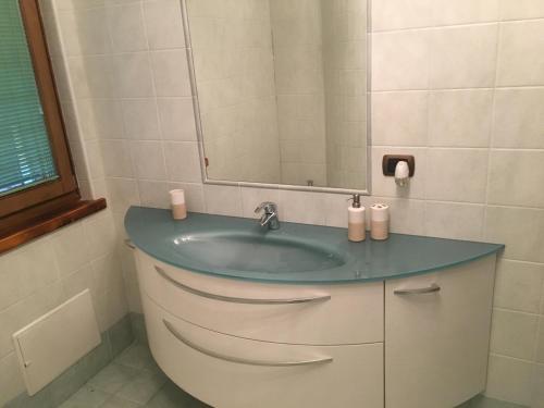 La salle de bains est pourvue d'un lavabo et d'un miroir. dans l'établissement La maison de vali, à Aoste