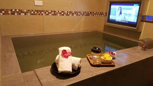 a swan sitting in a bath tub with a tv at 51 Spring in Wulai