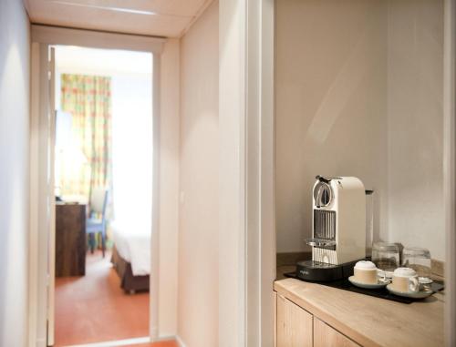 Příslušenství pro přípravu čaje a kávy v ubytování New Hotel Charlemagne