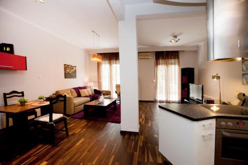une cuisine et un salon avec une table dans la chambre dans l'établissement Downtown Apartment, à Thessalonique