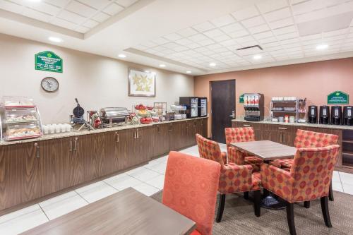 un restaurante de comida rápida con mesa y sillas en Wingate by Wyndham Regina, en Regina