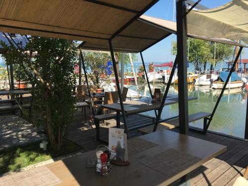 Galería fotográfica de Calypso Lakeside Rooms & Lux Apartments en Siófok