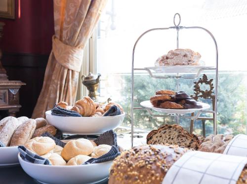 a table topped with lots of different types of bread at Hotel Fidder - Patrick's Whisky Bar in Zwolle