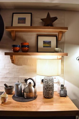 Příslušenství pro přípravu čaje a kávy v ubytování Cosy Cottage