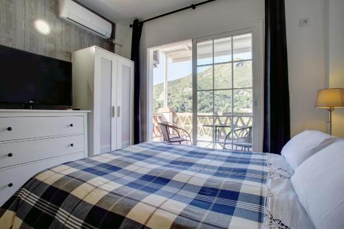 オヘンにあるAlojamientos Monteverdeのベッドルーム(ベッド1台、テレビ、窓付)